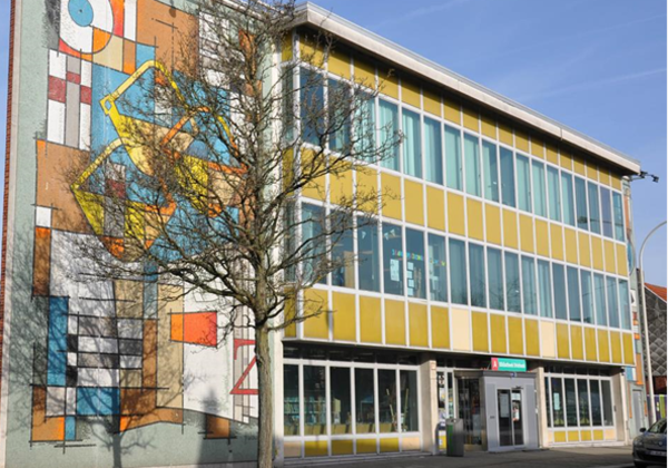 De beroemde gevel van bibliotheek Driehoek